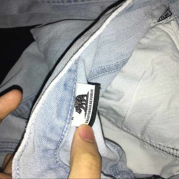 Bullhead Light Wash Denim - Picture 3 of 3